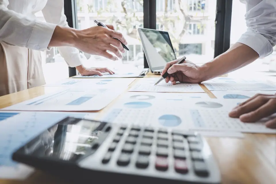 Calendrier fiscal et social 2027 consulté par un dirigeant de TPE