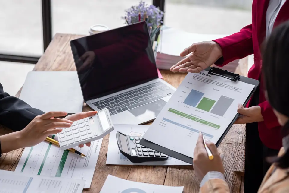 Employeur calculant le coût d'une rupture conventionnelle avec son expert-comptable